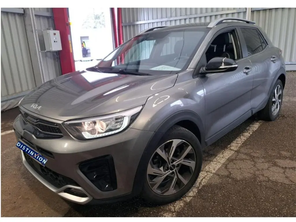 KIA STONIC 2024 gris météore en vue 3/4 avant droit, avec jantes alliage et calandre GT Line distinctive.