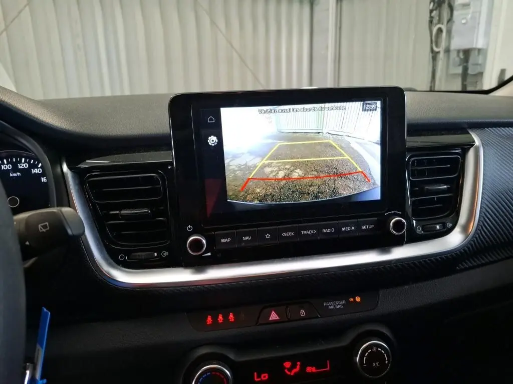 Vue intérieure du tableau de bord du KIA STONIC 2024 GT Line, avec écran de caméra de recul affiché.