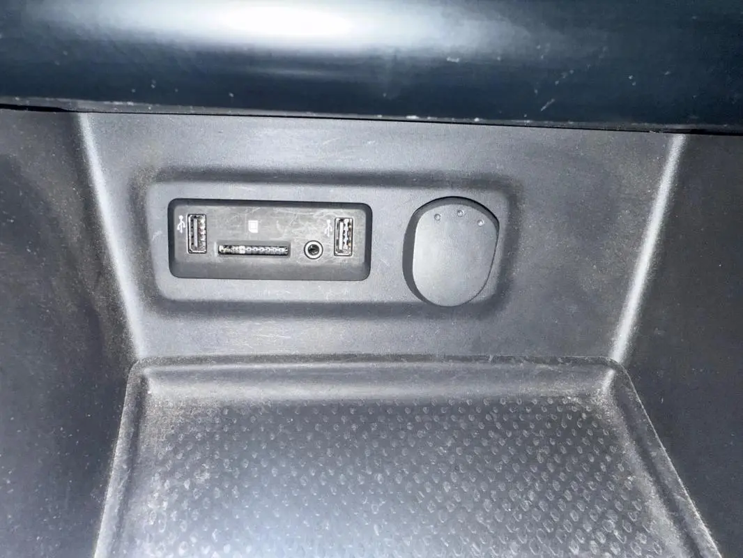 Prise USB et prise 12V dans la console centrale d'une Renault Mégane IV gris clair, version Intens 2016.