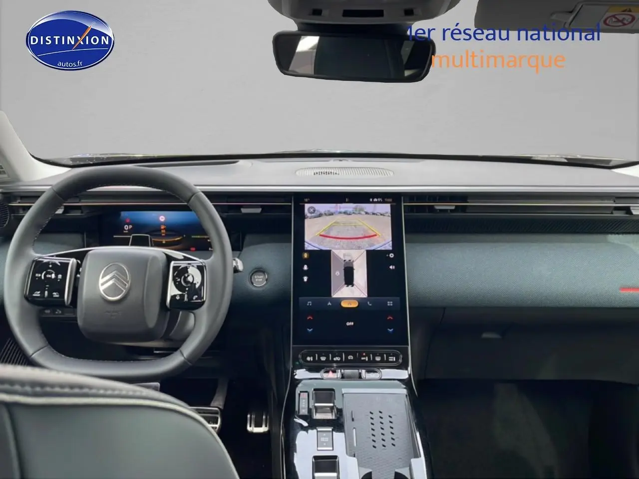 Vue intérieure avant du Citroën C5 Aircross gris 2026, tableau de bord avec écran tactile central et volant multifonction.