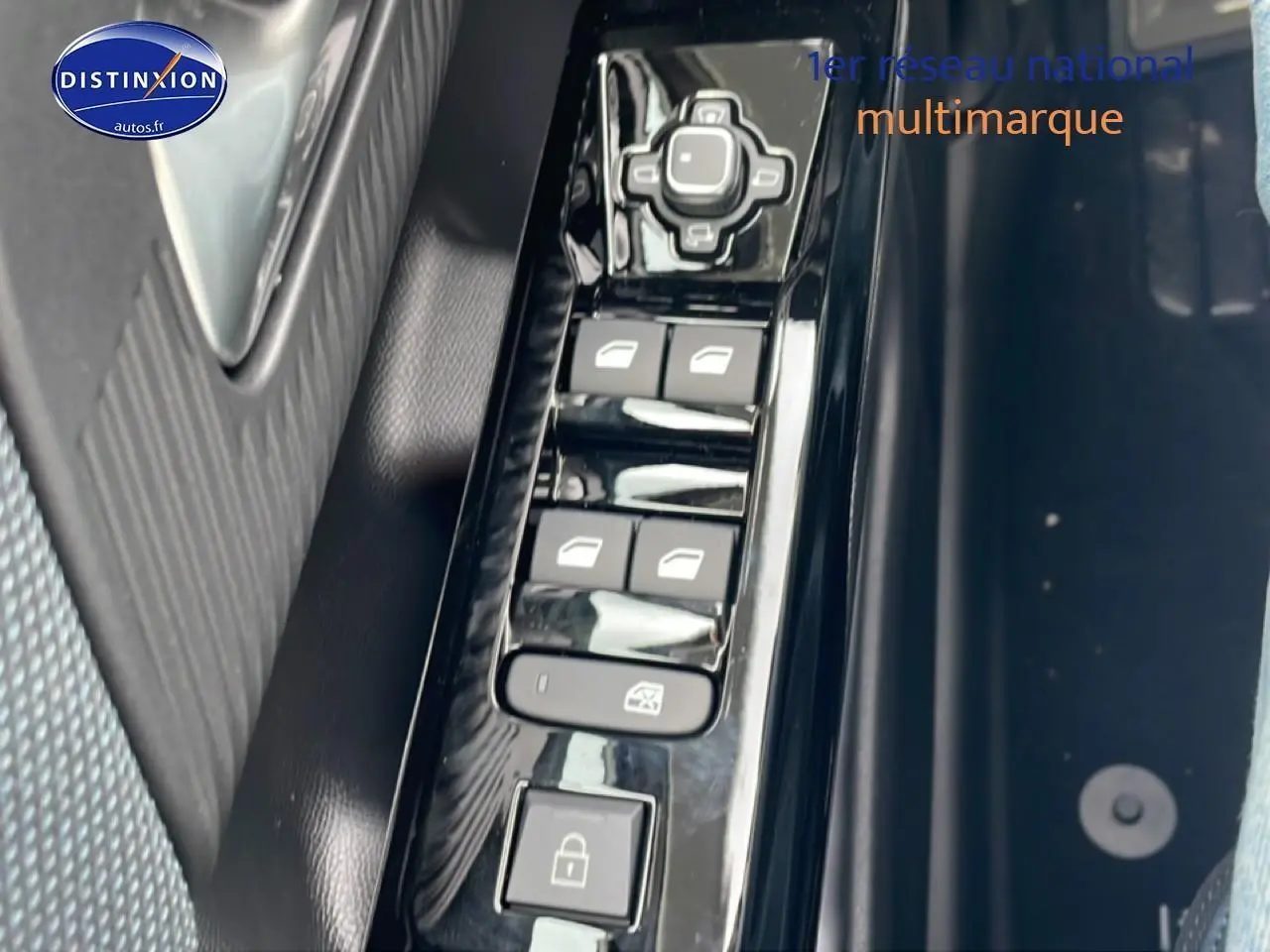 Gros plan sur les commandes de lève-vitres et verrouillage sur la porte côté conducteur du Citroën C5 Aircross gris 2026.