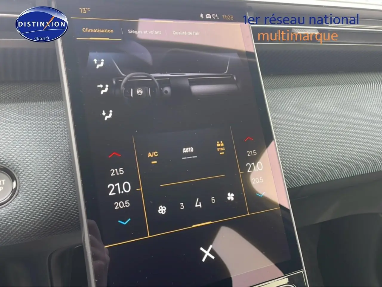Vue rapprochée de l'écran tactile central du tableau de bord du Citroën C5 Aircross gris, affichant la climatisation.