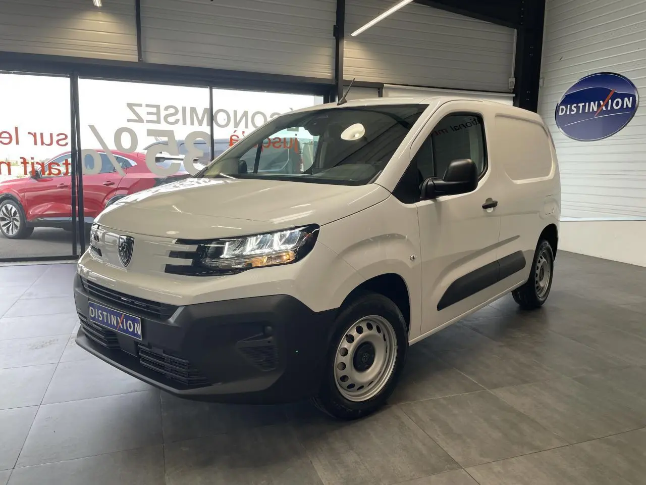 Peugeot Partner blanc en vue 3/4 avant droit, avec jantes tôles grises et pare-chocs noirs contrastants.