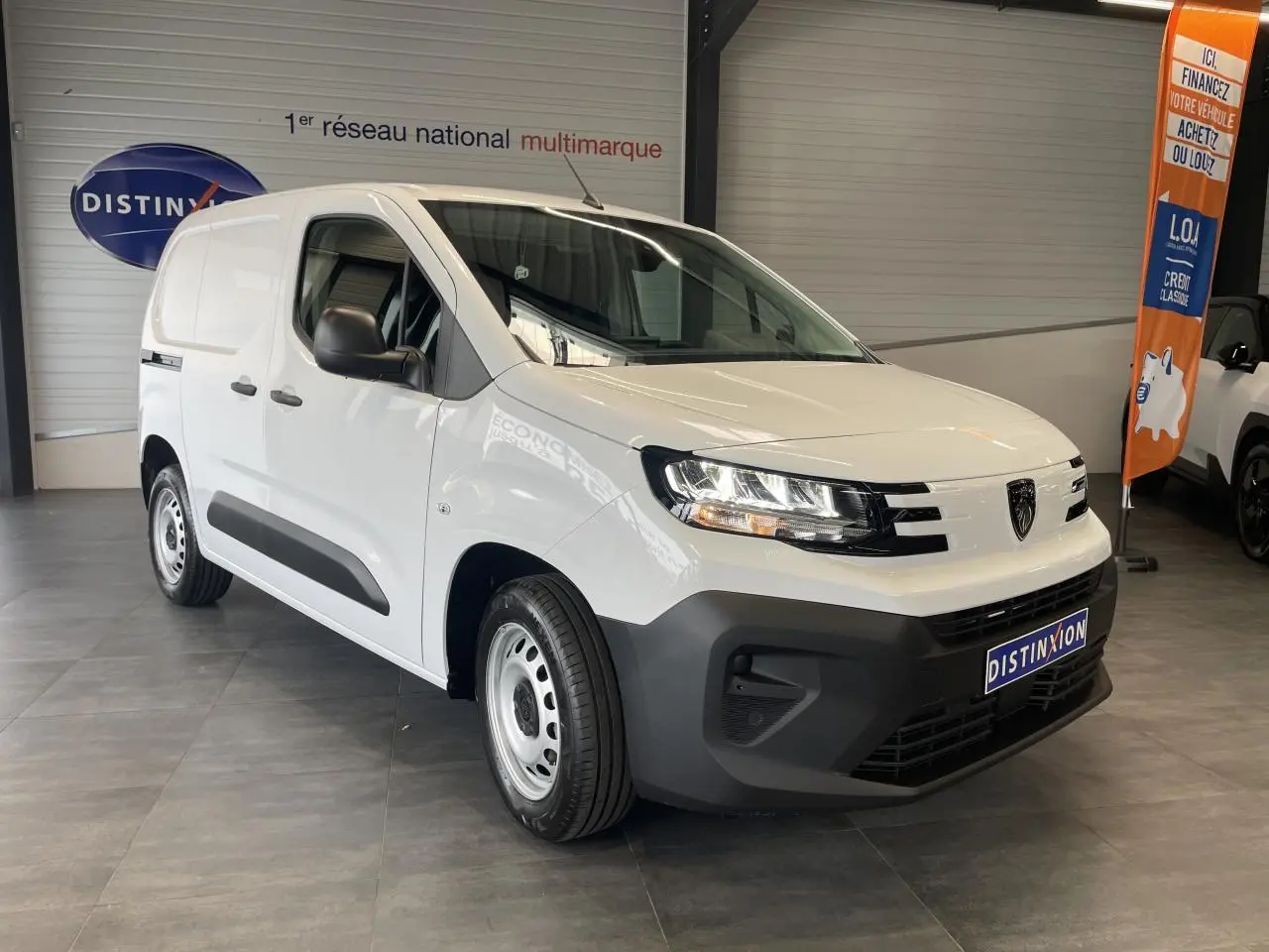Peugeot Partner blanc en fourgon, vue 3/4 avant droit, avec jantes tôle grises et pare-chocs noirs.