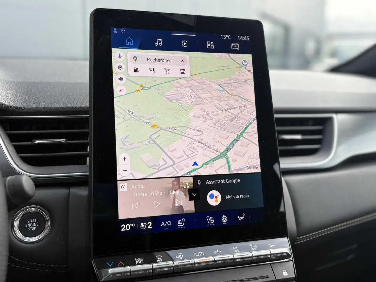 Vue rapprochée de l'écran tactile central du Renault Symbioz 2025, affichant la navigation GPS et commandes climatisation.