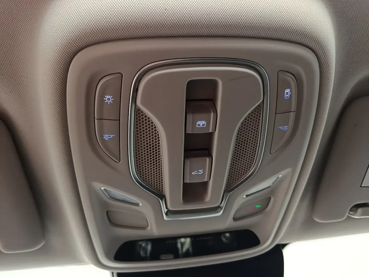 Plafonnier intérieur avec commandes d'éclairage et ouverture toit ouvrant du MG Motor EHS blanc, vue de dessous.