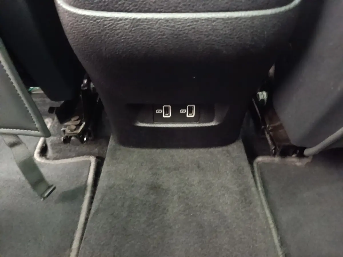 Prise USB double vue de face sous le siège avant dans l’habitacle noir du MG Motor EHS blanc hybride rechargeable.