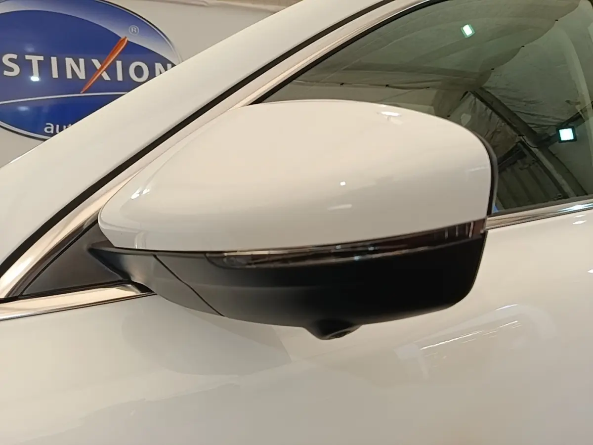 Rétroviseur droit blanc et noir du MG MOTOR EHS 1.5T GDI PHEV Luxury 2023, vue rapprochée en intérieur showroom.