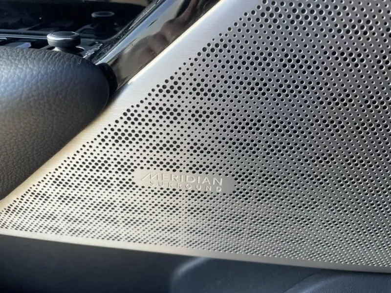 Gros plan sur le haut-parleur Meridian Surround intégré à la porte côté droit du Range Rover Velar gris métal 2020.