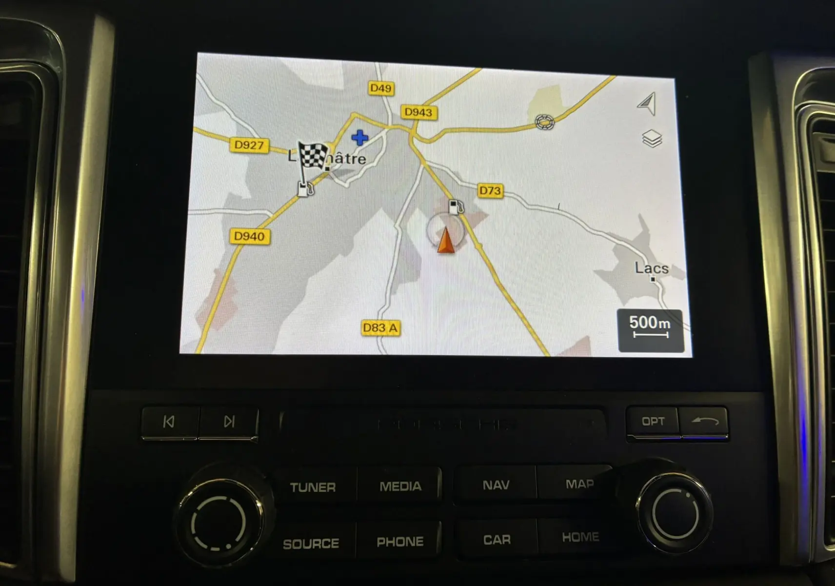 Écran de navigation GPS intégré au tableau de bord noir du Porsche Macan 3.0 360 GTS de 2017.