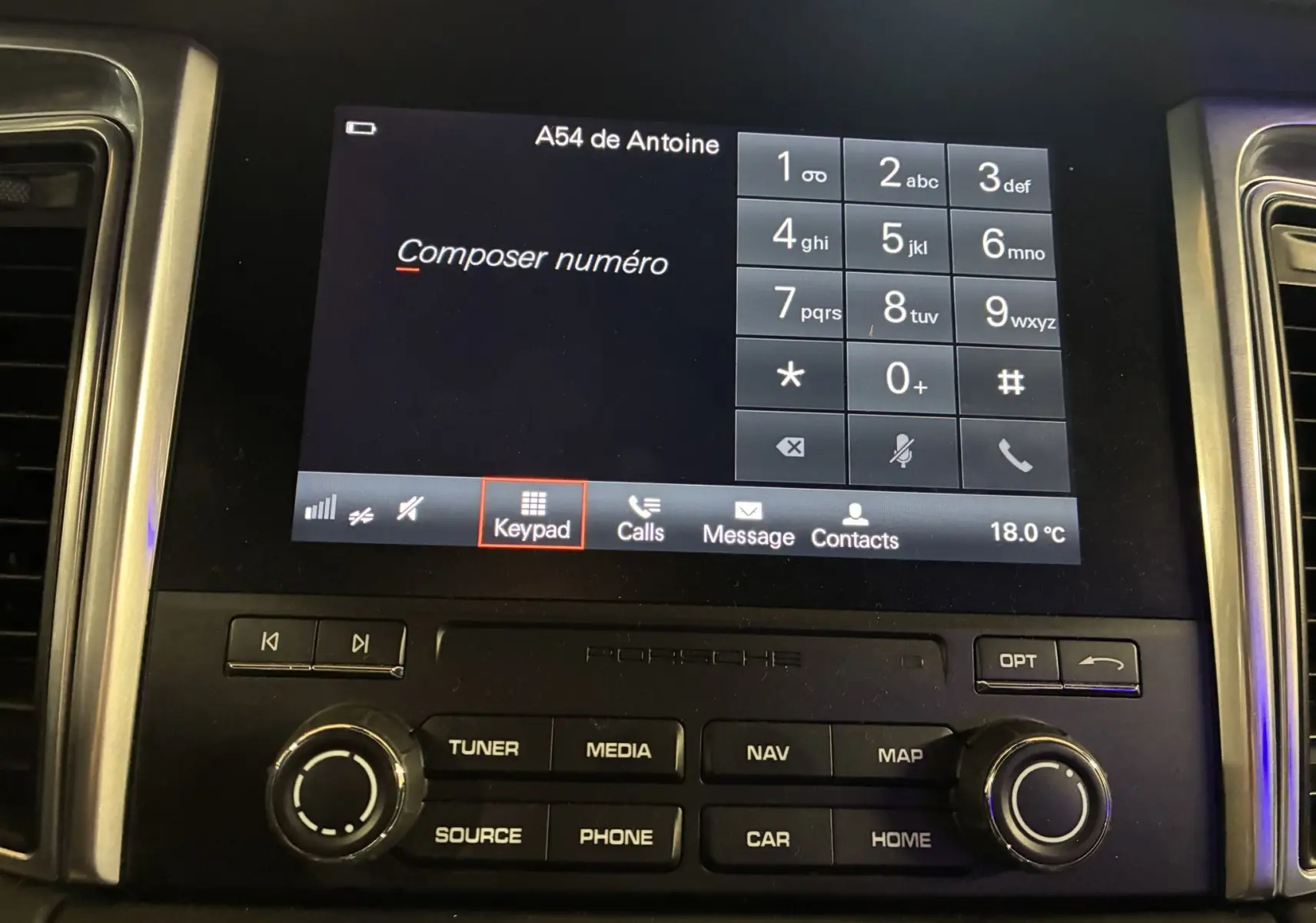 Vue rapprochée de la console centrale noire du Porsche Macan 3.0 360 GTS avec écran tactile affichant un clavier téléphonique.