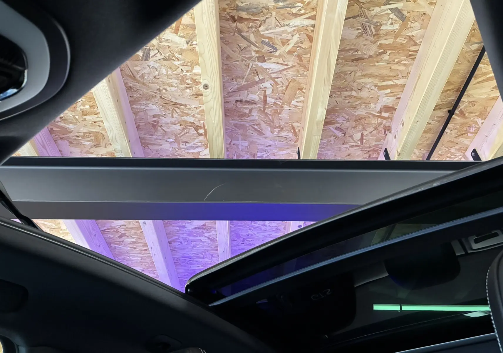 Toit ouvrant panoramique ouvert vu de l'intérieur d'un Porsche Macan 3.0 360 GTS avec ciel de toit noir.