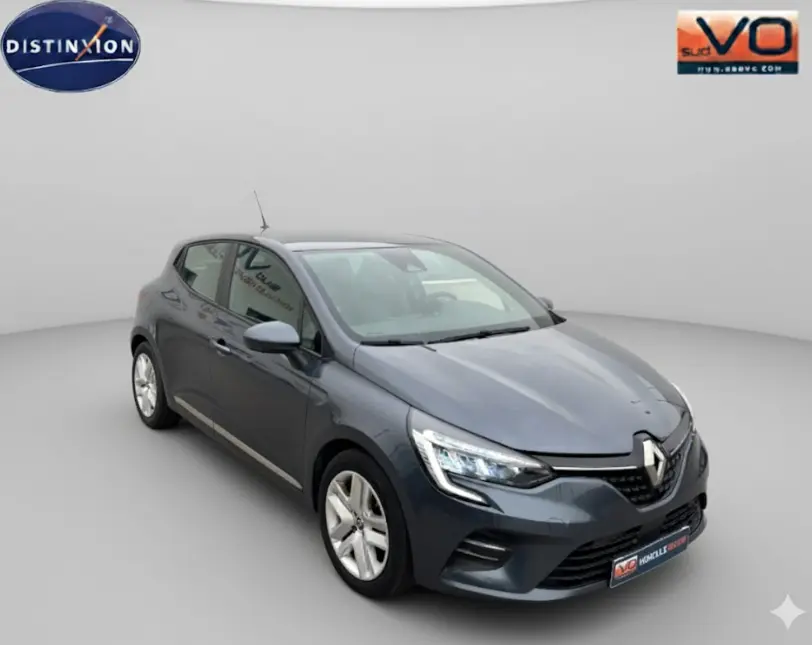 Renault Clio V TCe 90 gris foncé vue 3/4 avant droit, avec phares LED et calandre distinctive Renault.