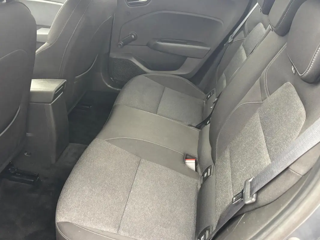 Vue intérieure côté droit des sièges arrière gris foncé de la Renault Clio V TCe 90 Équilibre 2022.