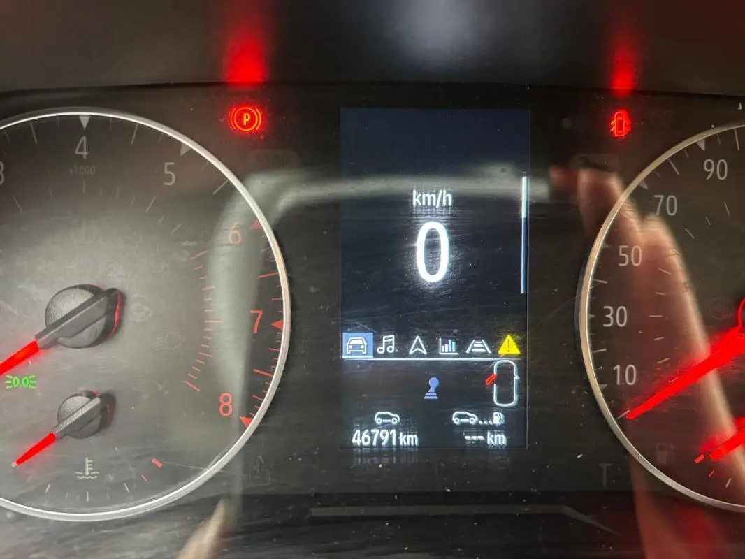 Tableau de bord de Renault Clio gris foncé 2022 montrant vitesse à 0 km/h et témoin porte ouverte allumé.