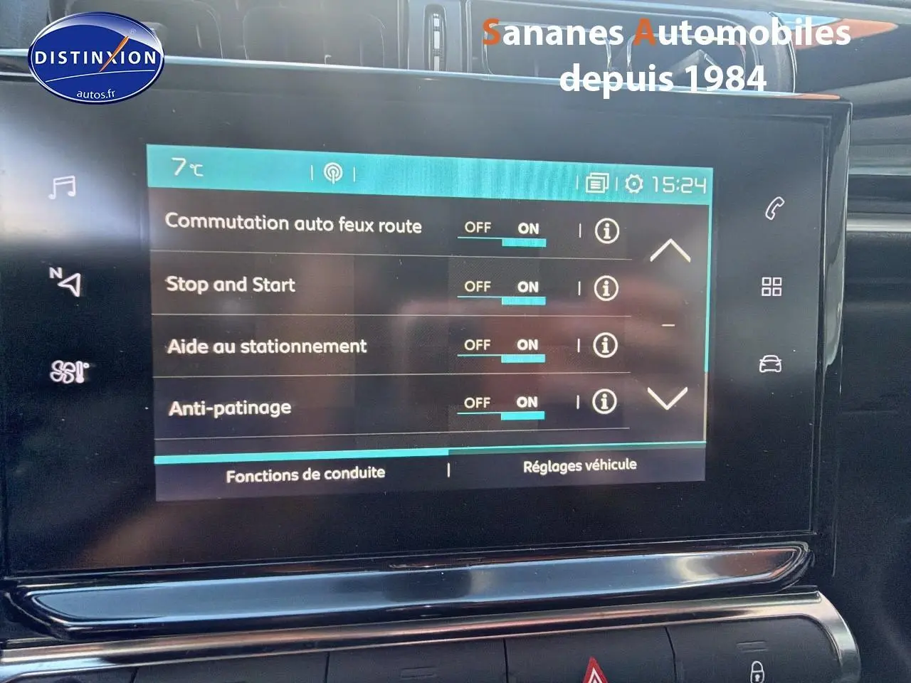 Écran tactile central de la Citroën C3 blanc, affichant les réglages d'aide à la conduite, vue intérieure frontale.