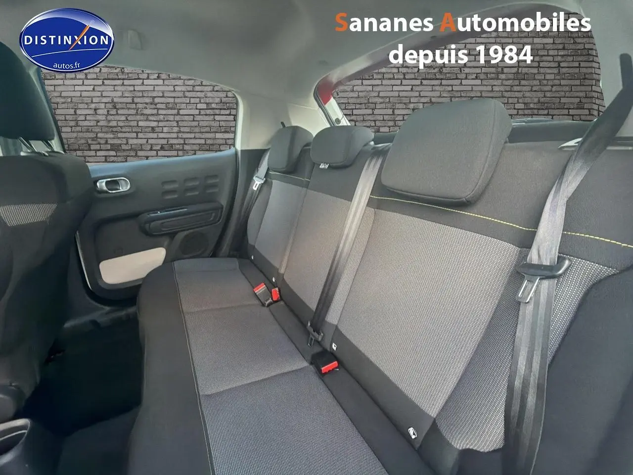 Vue intérieure côté droit des sièges arrière en tissu gris de la Citroën C3 2018.