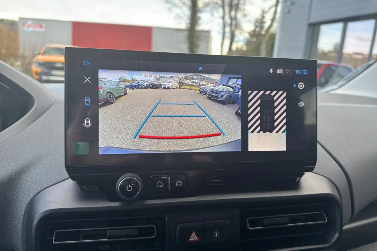 Écran tactile intérieur du Peugeot Rifter 2026 affichant la caméra de recul avec vue arrière et guidage de trajectoire.