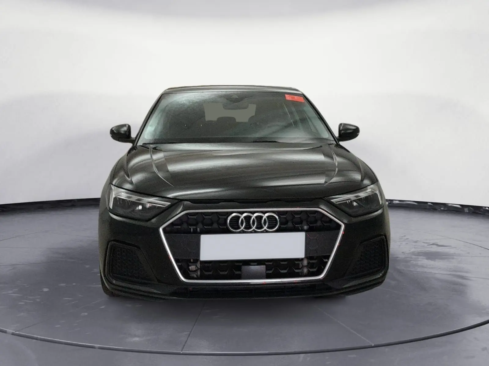 Vue avant d'une Audi A1 Sportback noire 2023 avec calandre hexagonale et phares LED distinctifs.