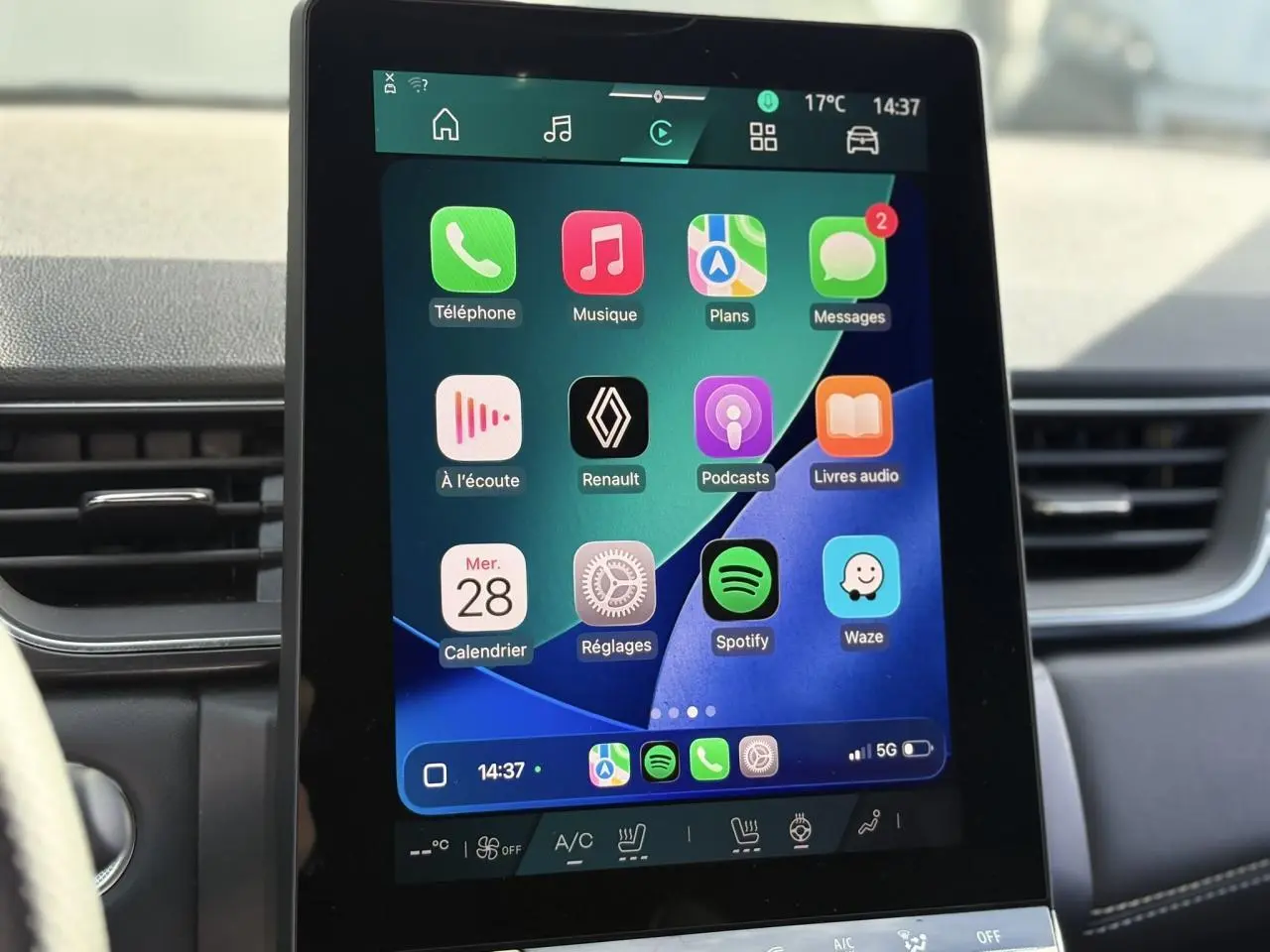 Écran tactile central vertical affichant les applications Apple CarPlay dans l’habitacle du Renault Symbioz 2025.