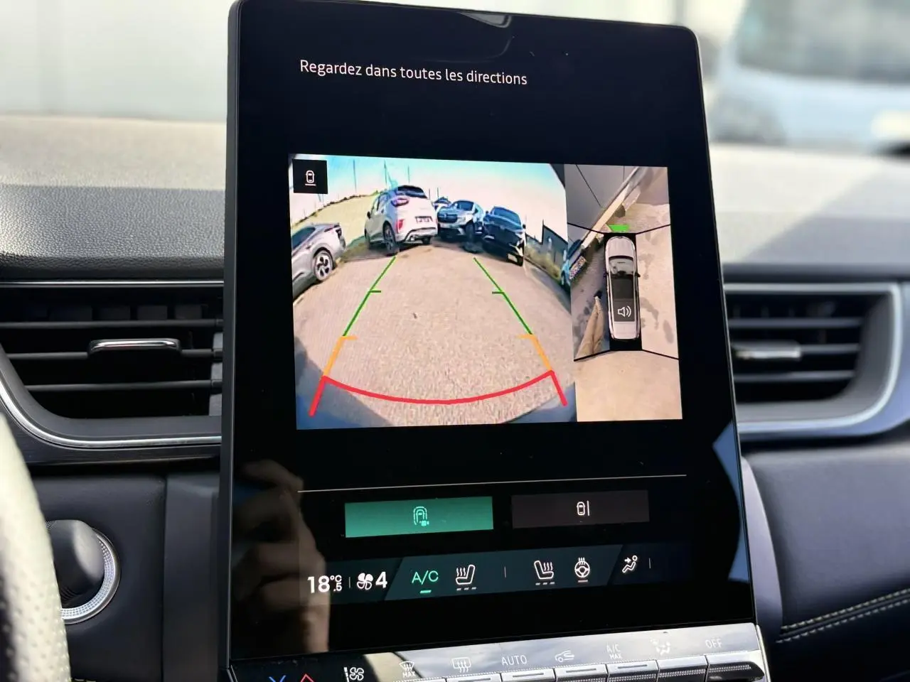 Écran central du Renault SYMBIOZ 2025 montrant la caméra 360° en vue arrière avec guidage de stationnement.
