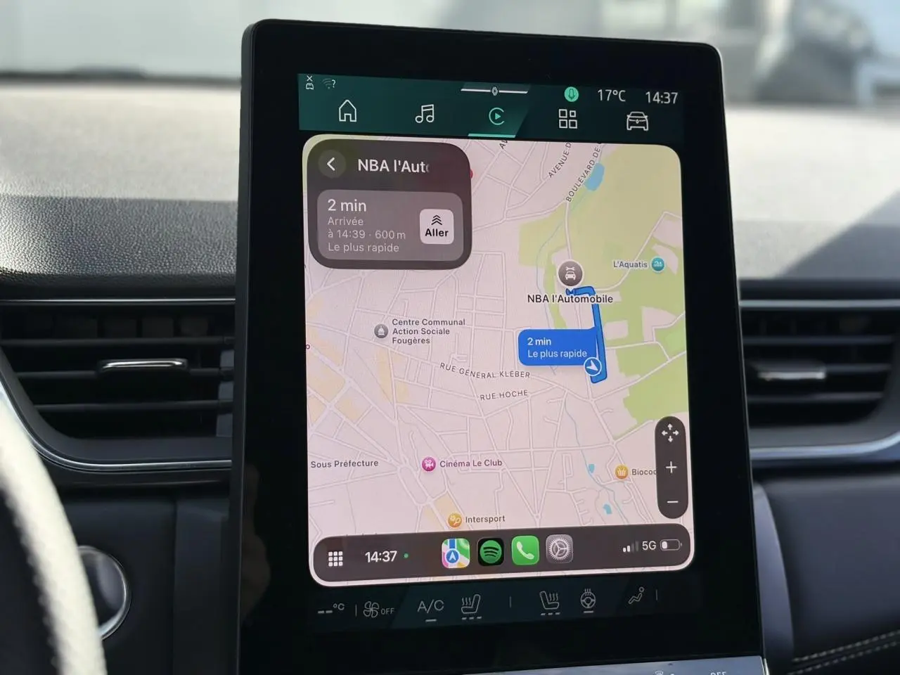 Vue intérieure du tableau de bord de la Renault SYMBIOZ 2025 avec écran tactile affichant la navigation GPS.