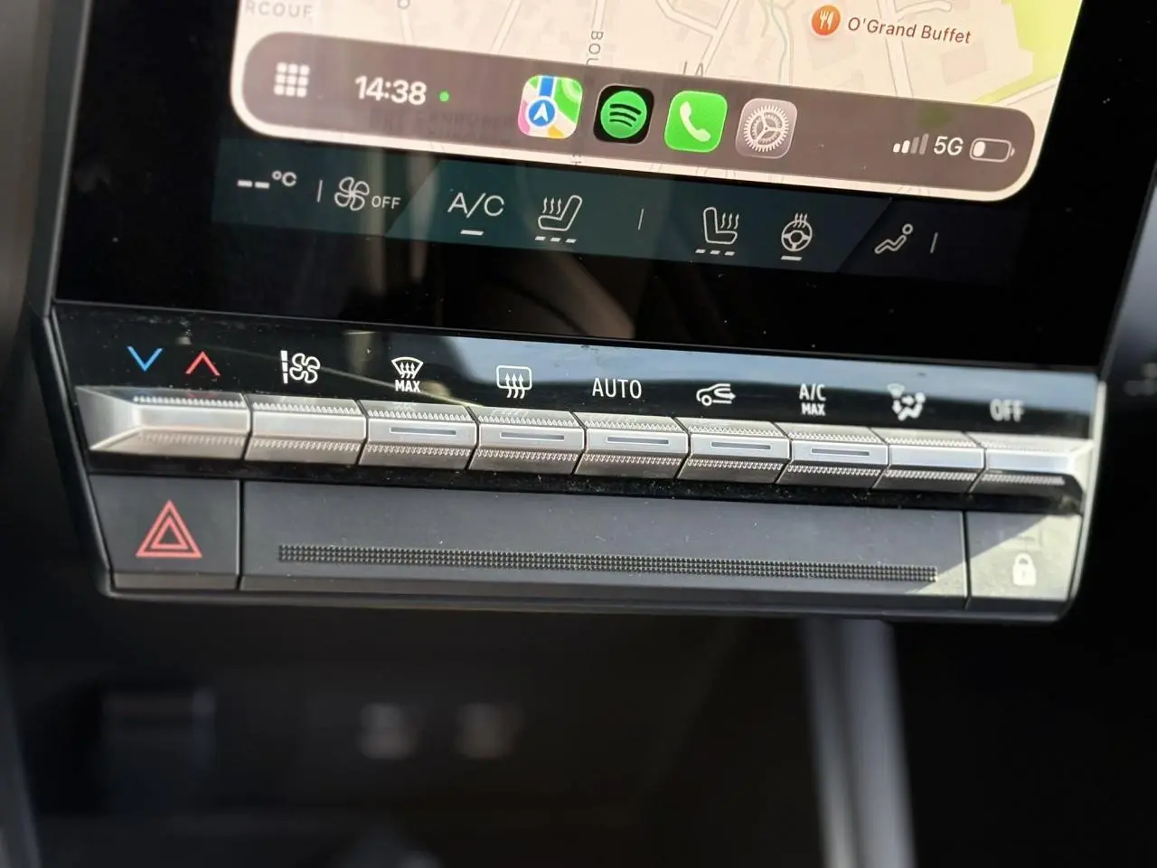 Détail de la console centrale tactile avec commandes climatisation et écran multimédia dans la Renault Symbioz gris Cassiopée.
