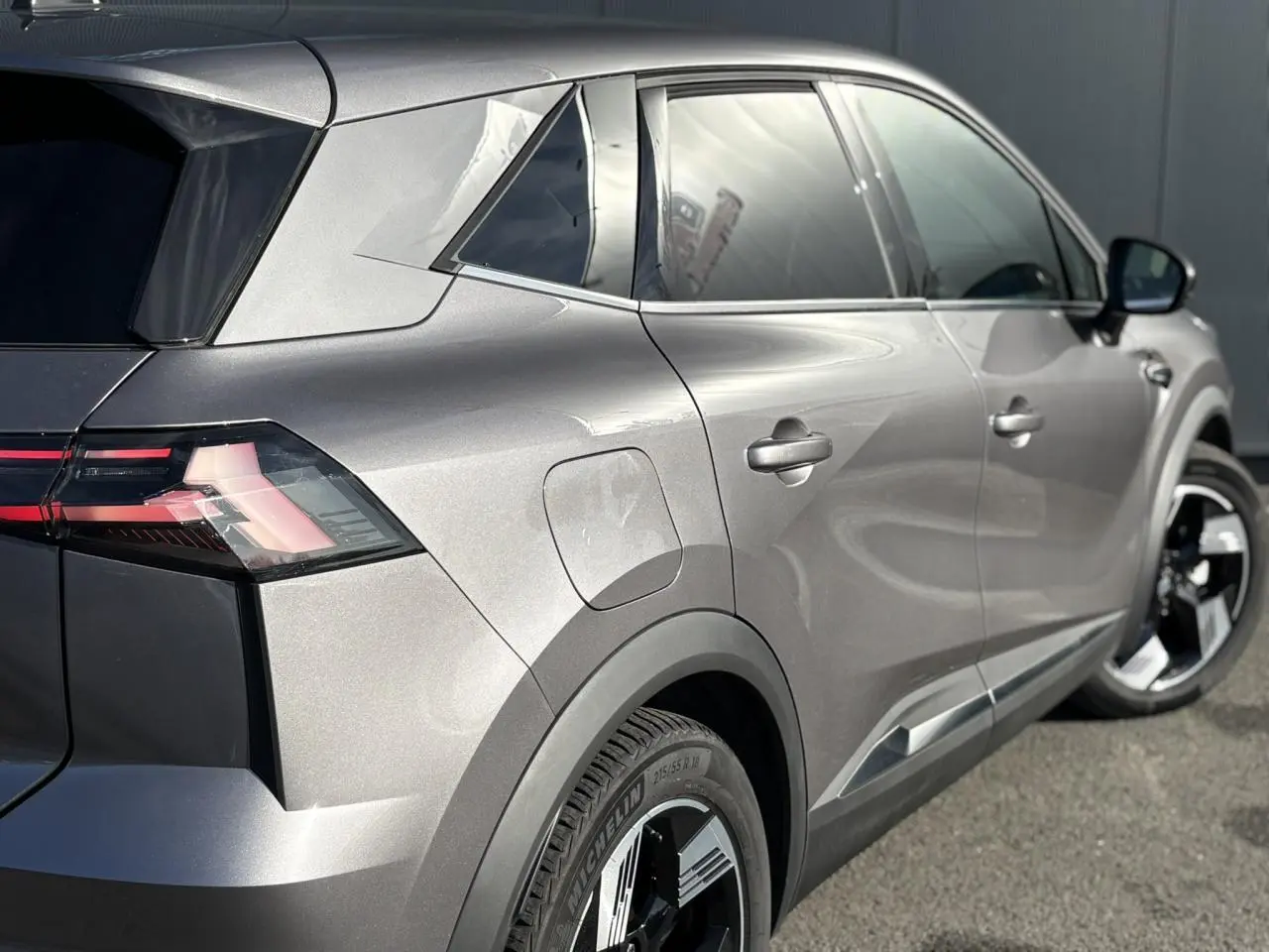 Vue 3/4 arrière droite du Renault SYMBIOZ gris Cassiopée avec jantes 18 pouces et hayon mains libres.