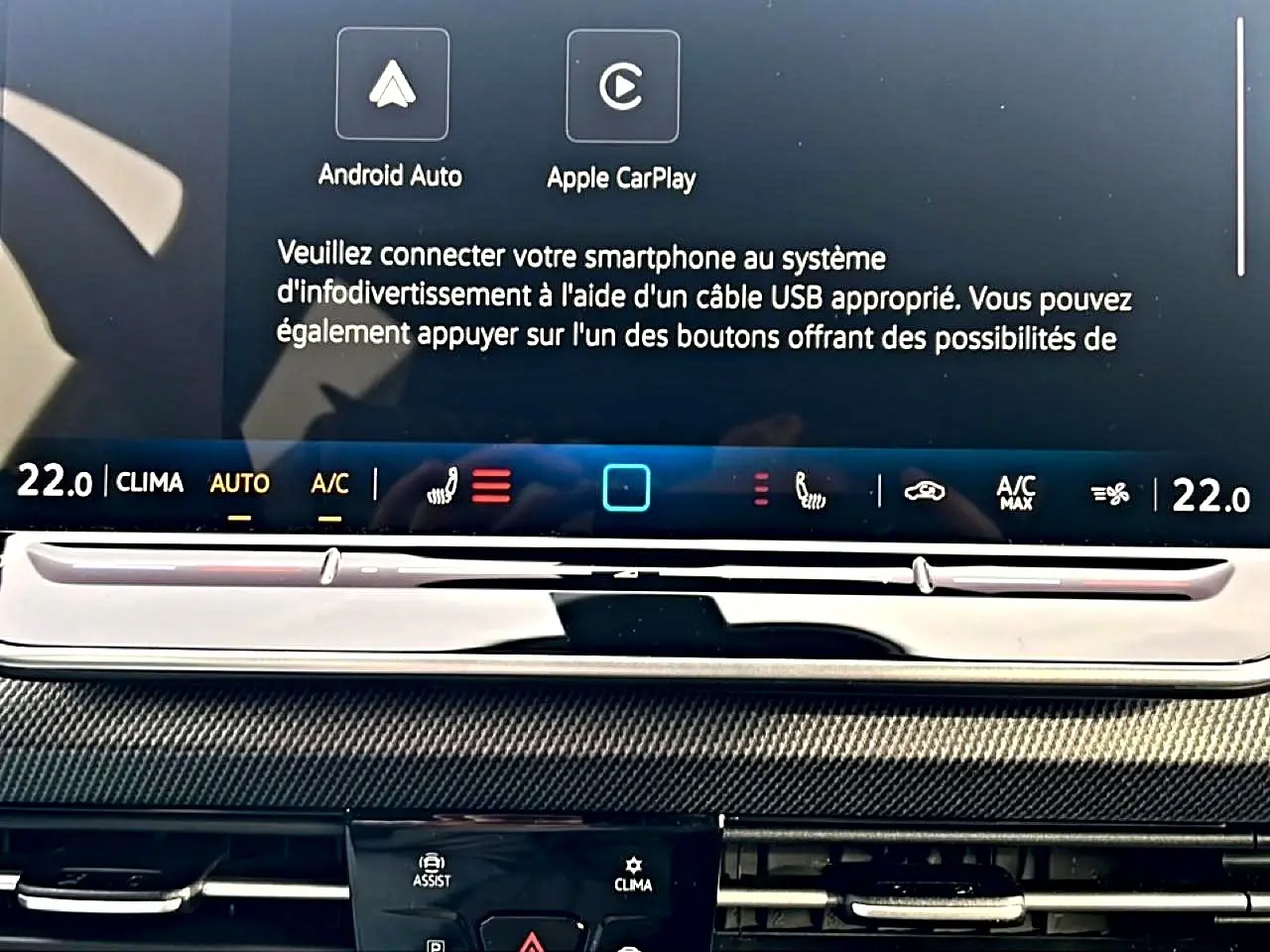 Gros plan sur l’écran tactile central et commandes de climatisation de la Volkswagen Golf 1.5 ETSI Evo2 2026 noire.