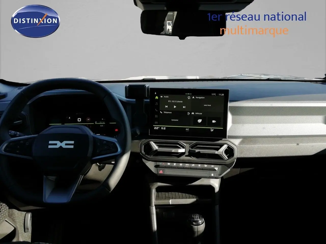 Vue intérieure du tableau de bord du Dacia Duster TCE MHEV 140ch Journey 2026, avec écran tactile et volant multifonction noir.