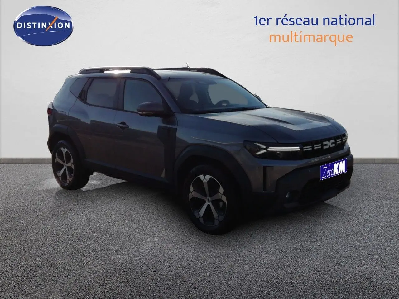 SUV Dacia Duster gris schiste métal en 3/4 avant droit, avec jantes bi-ton et calandre moderne LED.