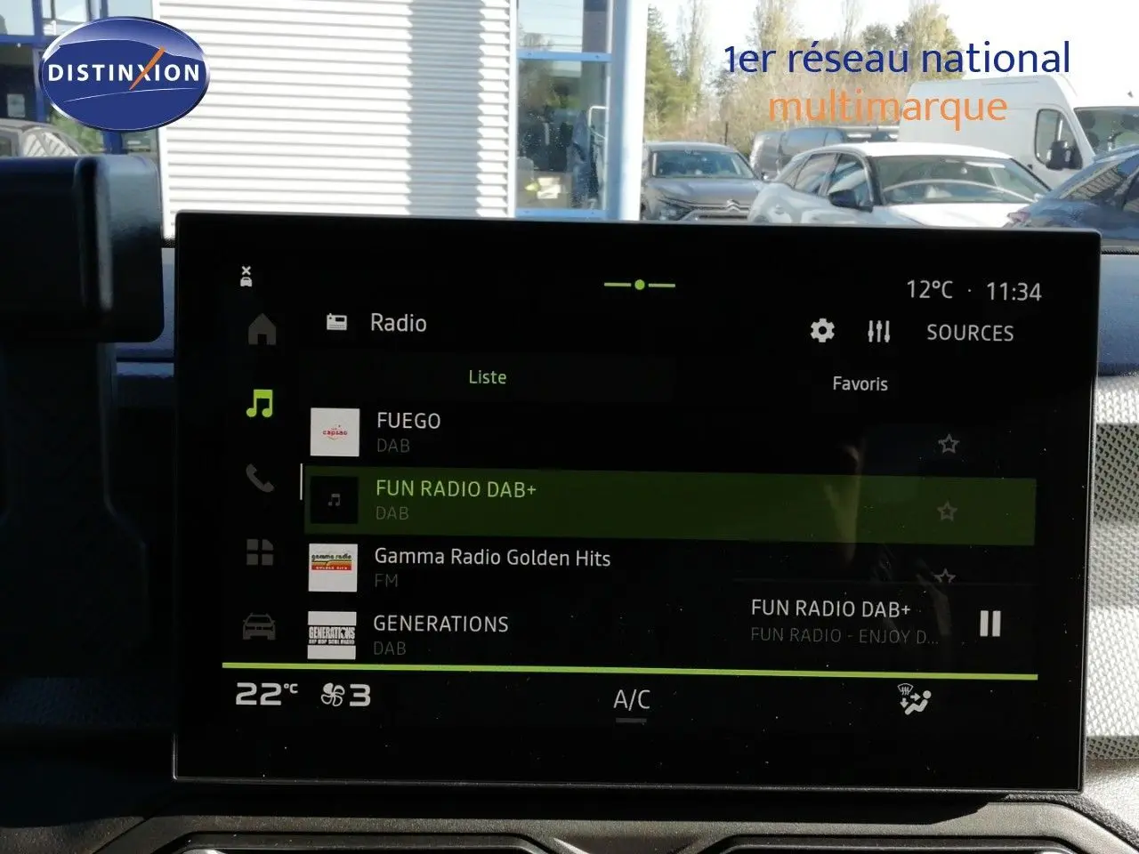 Écran tactile central du Dacia Duster 2026 affichant la radio numérique, avec tableau de bord gris et détails modernes.