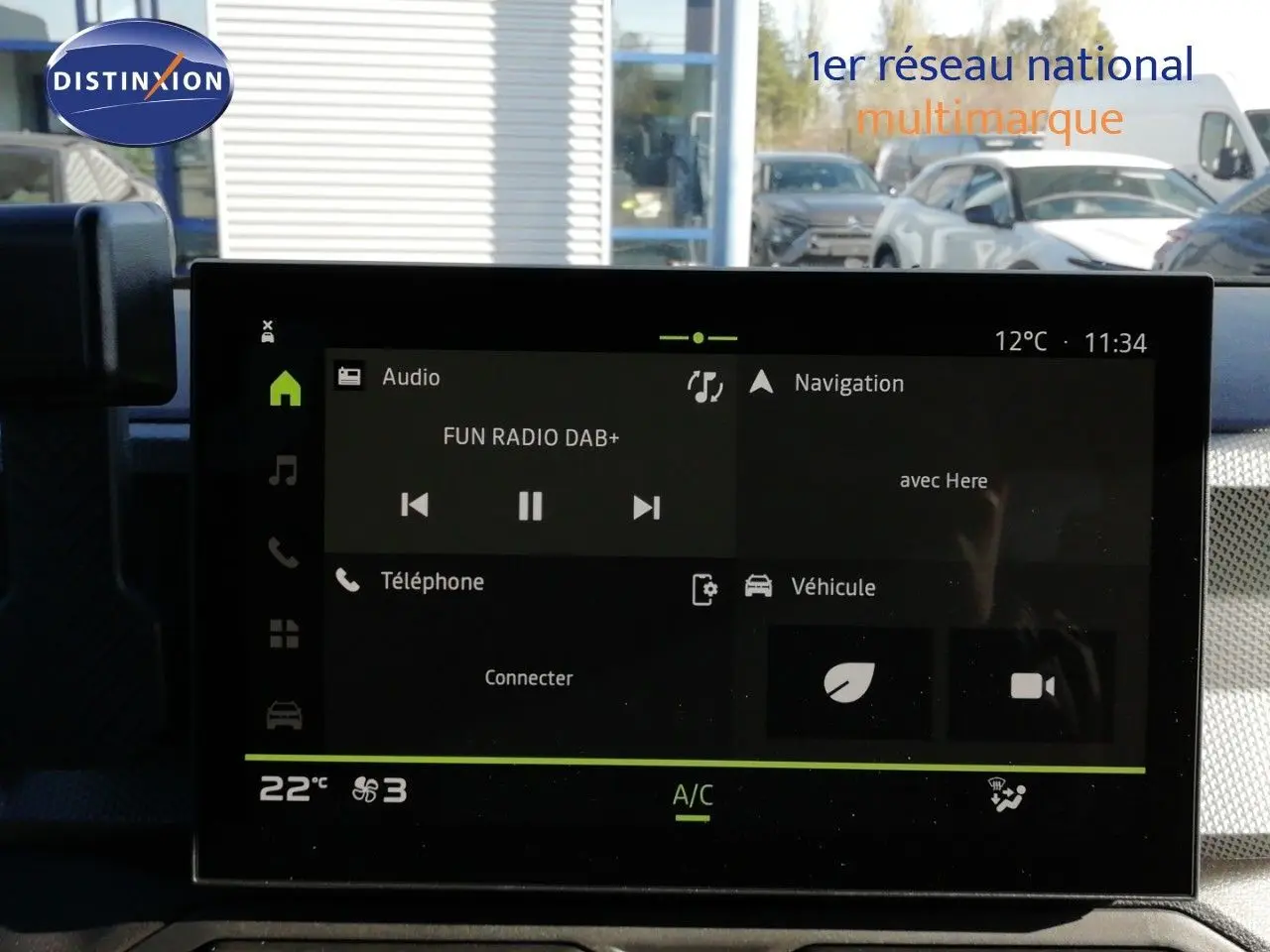 Écran tactile central du tableau de bord du Dacia Duster 2026 affichant radio, navigation et climatisation.