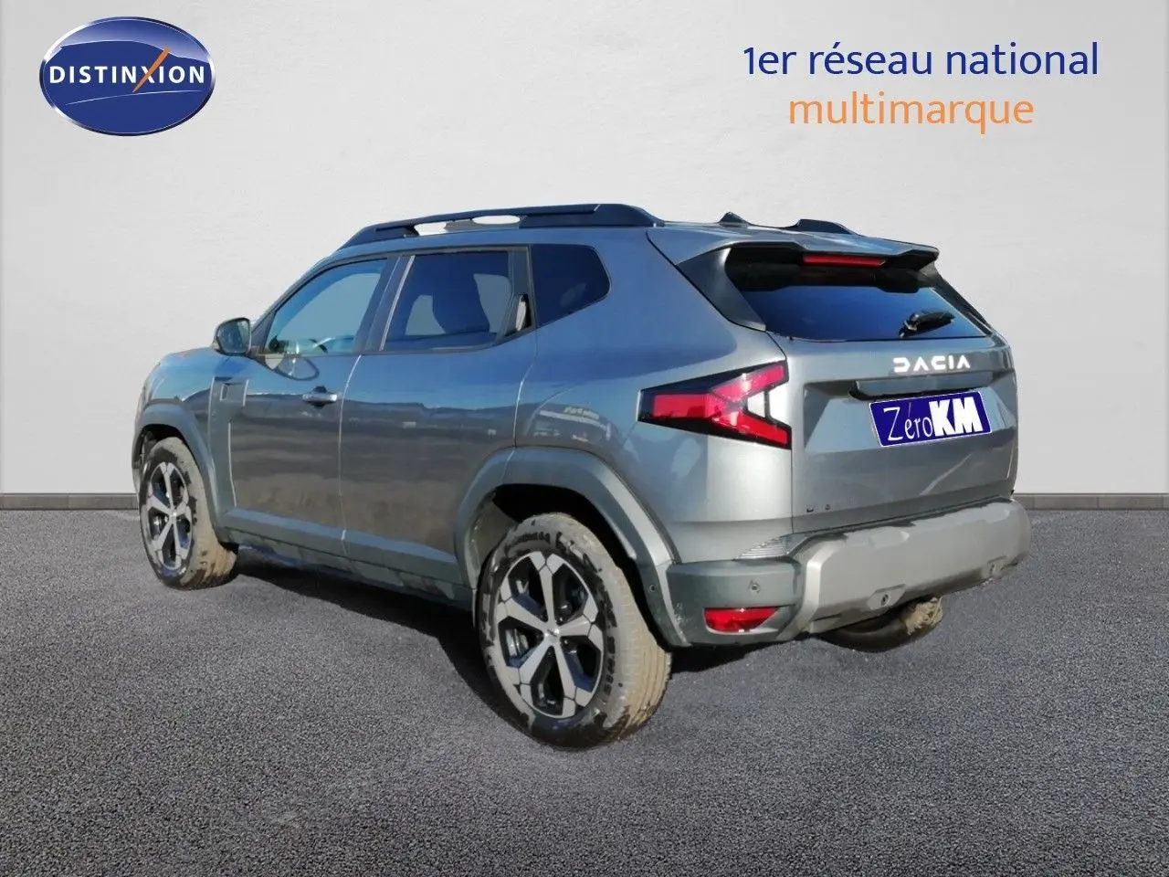 Vue 3/4 arrière droite du Dacia Duster gris schiste métal avec jantes biton et feux LED distinctifs.