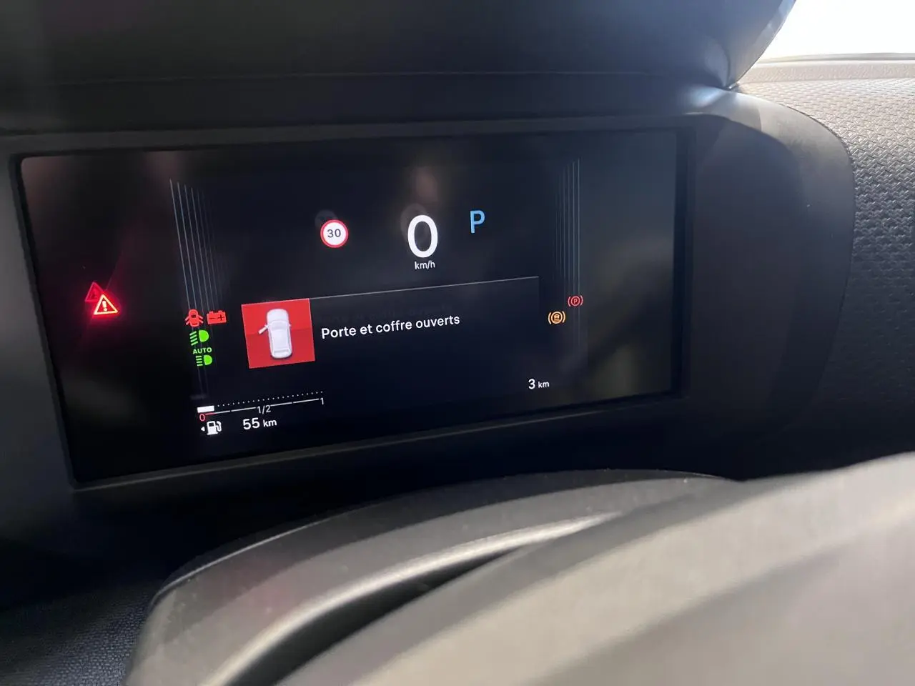 Affichage numérique du tableau de bord de la Citroën C4 2025 indiquant porte et coffre ouverts.