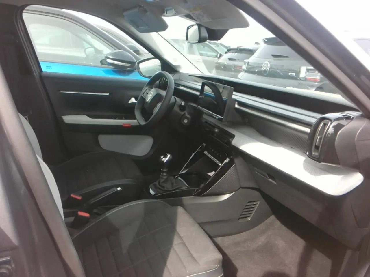 Vue intérieure côté conducteur de la Citroën C3 Turbo 100 Max 2025 avec tableau de bord moderne et écran tactile central.