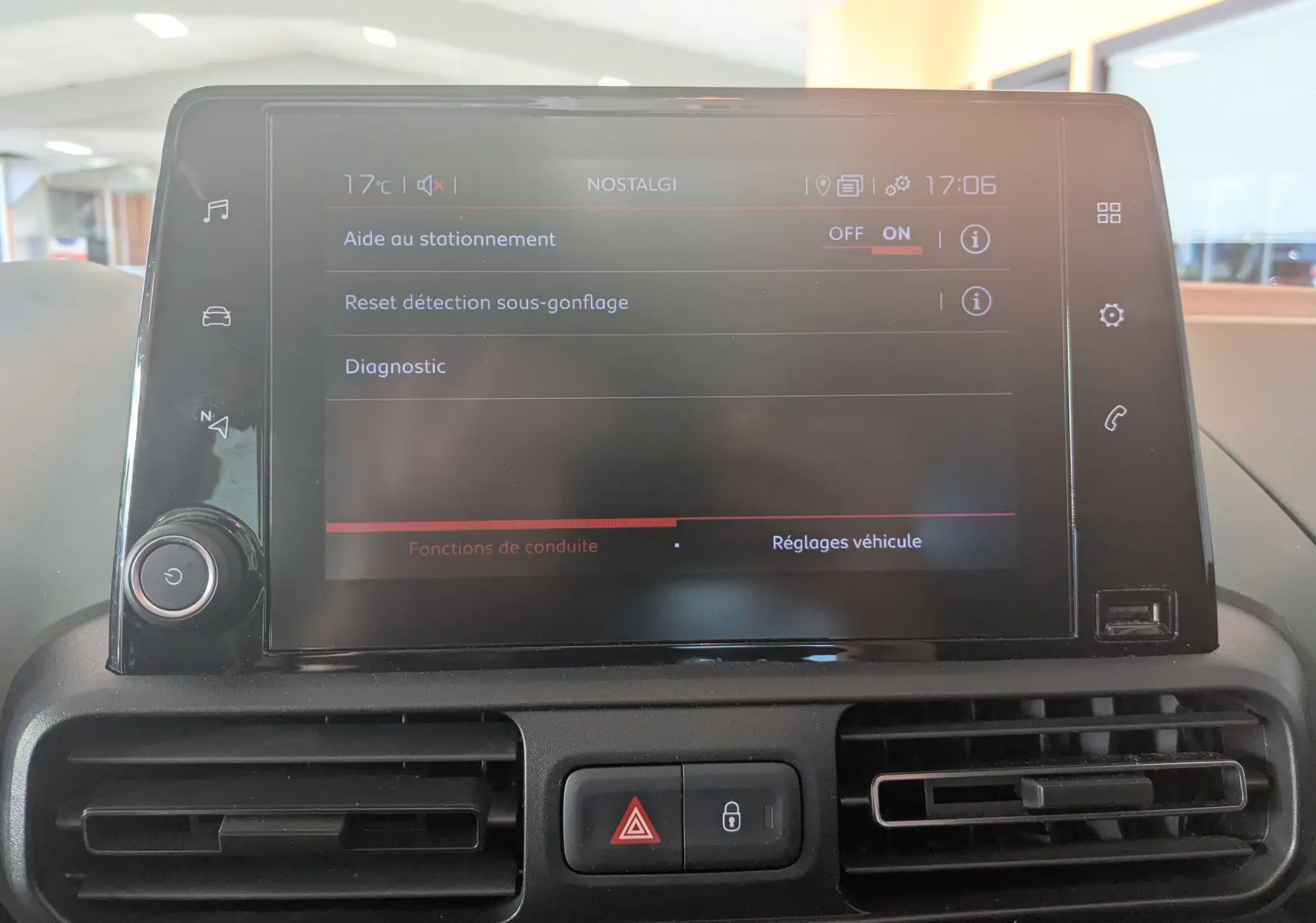 Écran tactile central du tableau de bord du Citroën Berlingo 2019 affichant les réglages d’aide au stationnement.