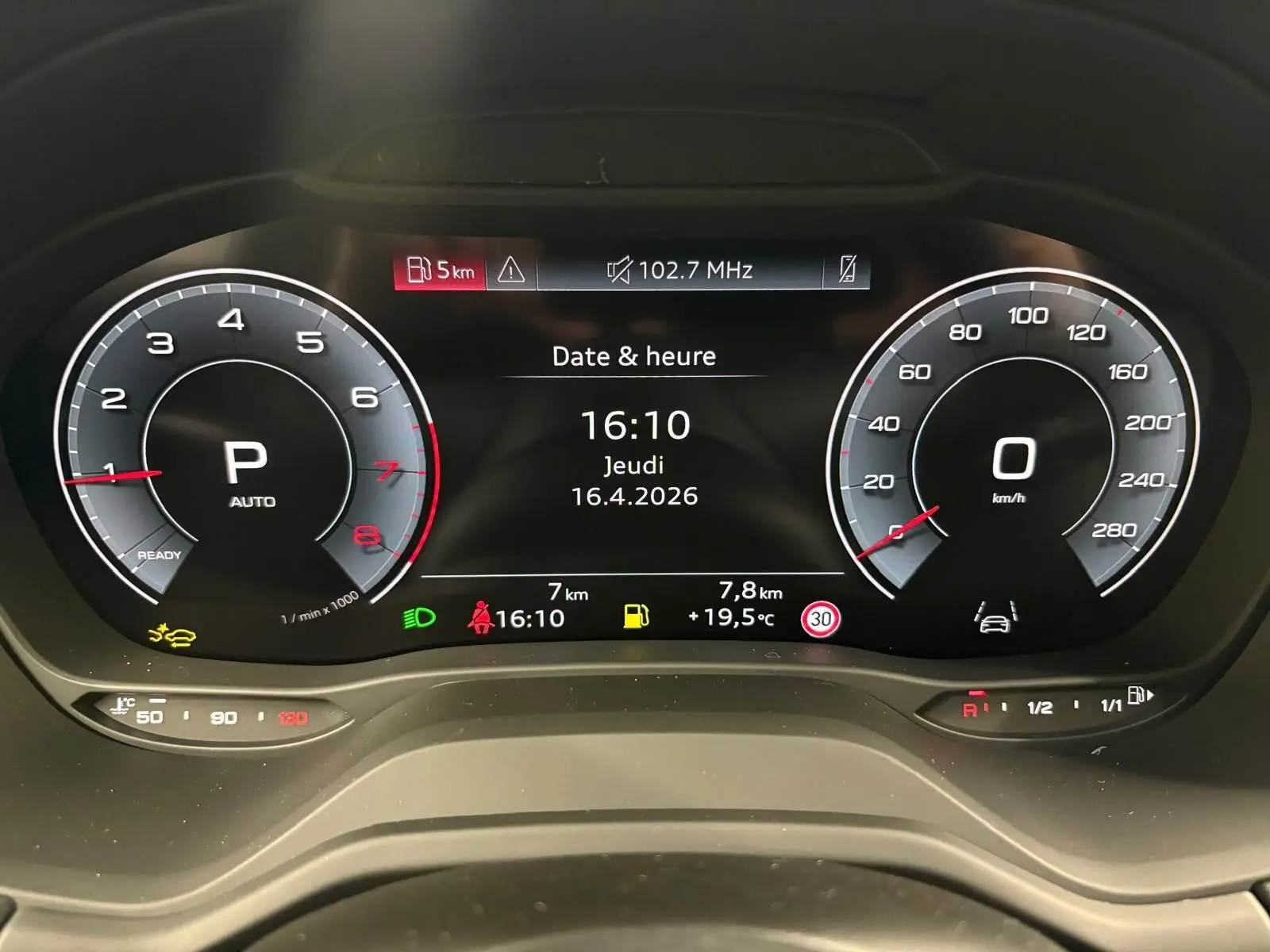 Tableau de bord numérique d'Audi Q2 35 TFSI 150 S tronic 7 S line, affichant vitesse, régime et informations de conduite.