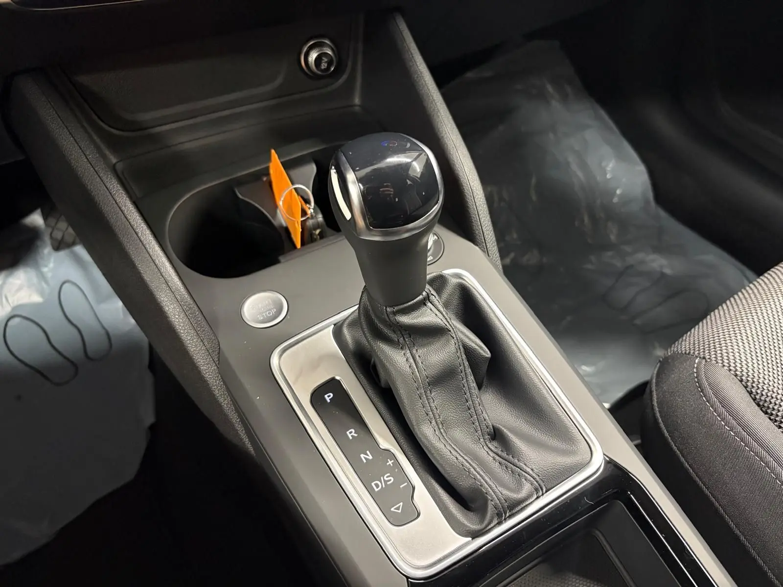 Le levier de vitesses automatique de l'Audi Q2 35 TFSI S Line 2026, vue rapprochée de la console centrale noire.