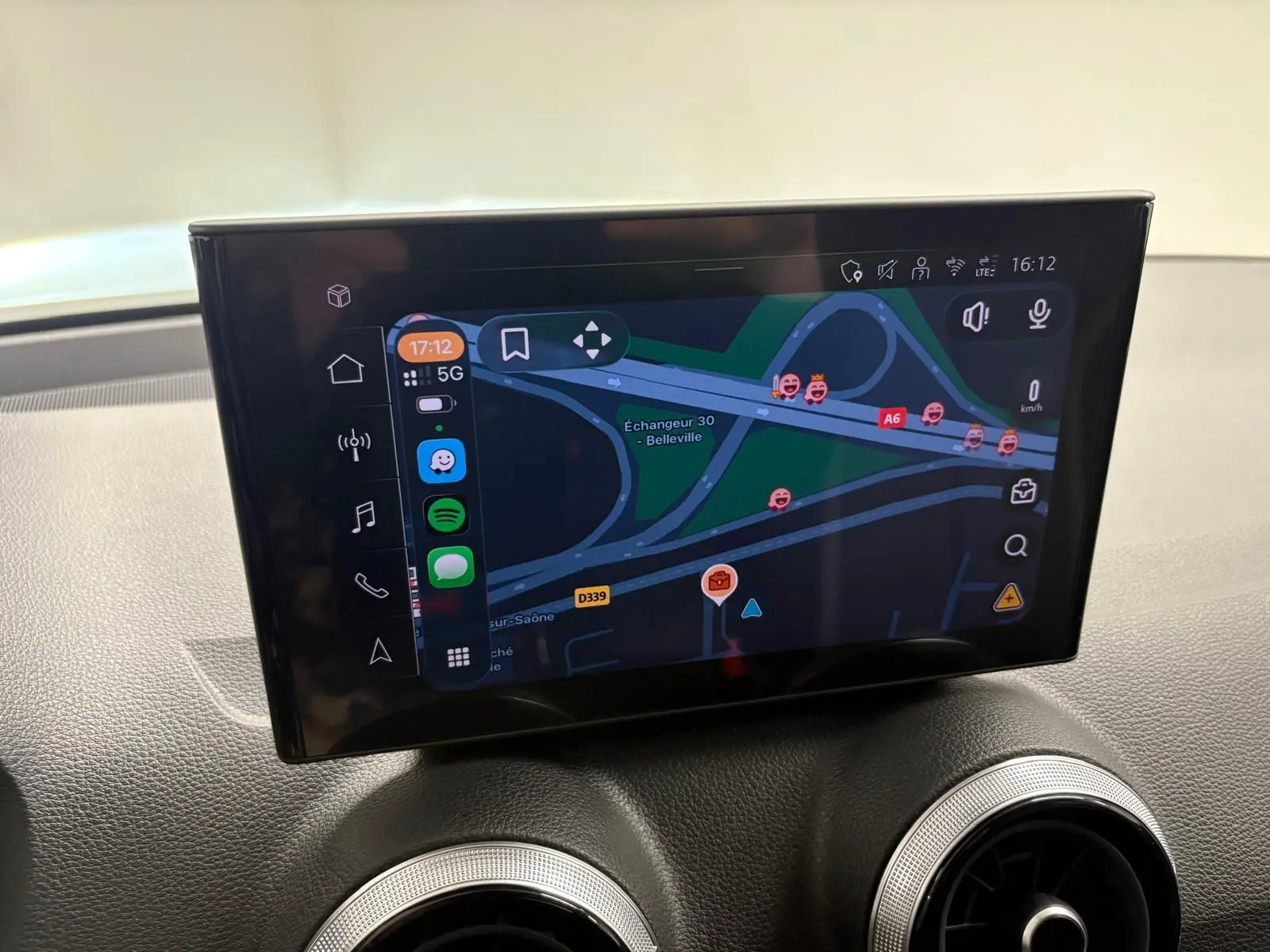 Écran central tactile affichant la navigation GPS dans l’habitacle d’un Audi Q2, tableau de bord noir texturé.