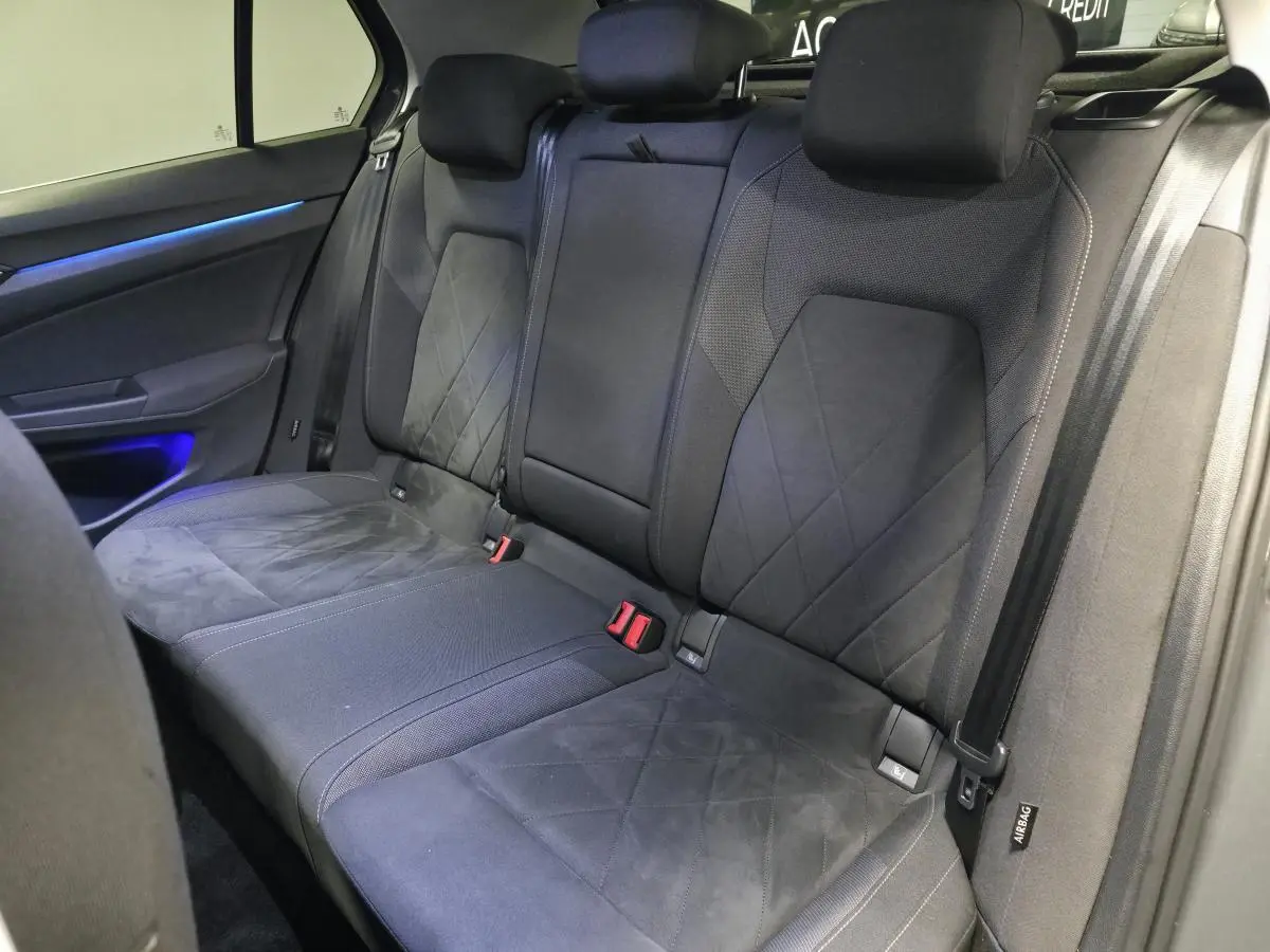 Vue intérieure des sièges arrière noirs en tissu et microfibre de la Volkswagen Golf 1.4 eHybrid 2020.