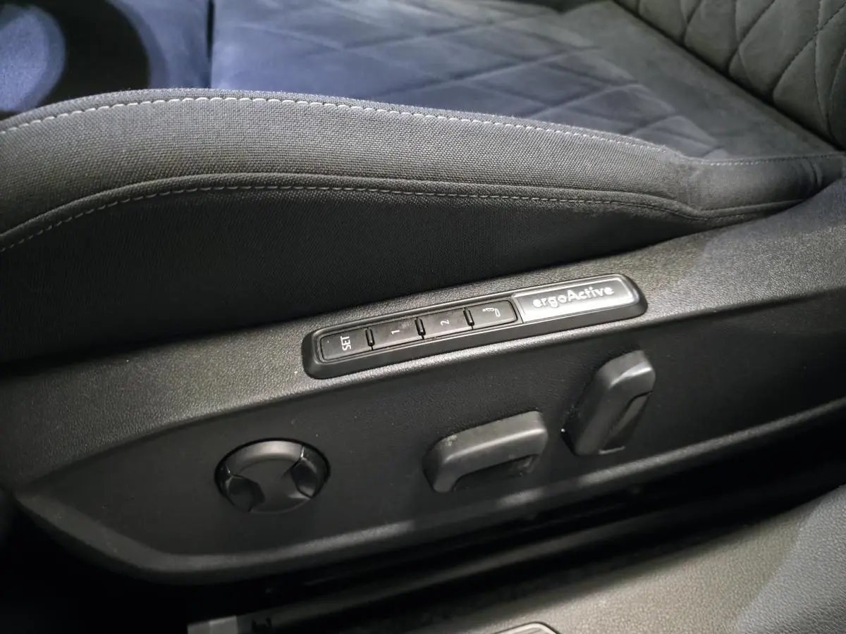 Réglages électriques du siège conducteur ergoActive en tissu gris dans une Volkswagen Golf hybride rechargeable 2020.