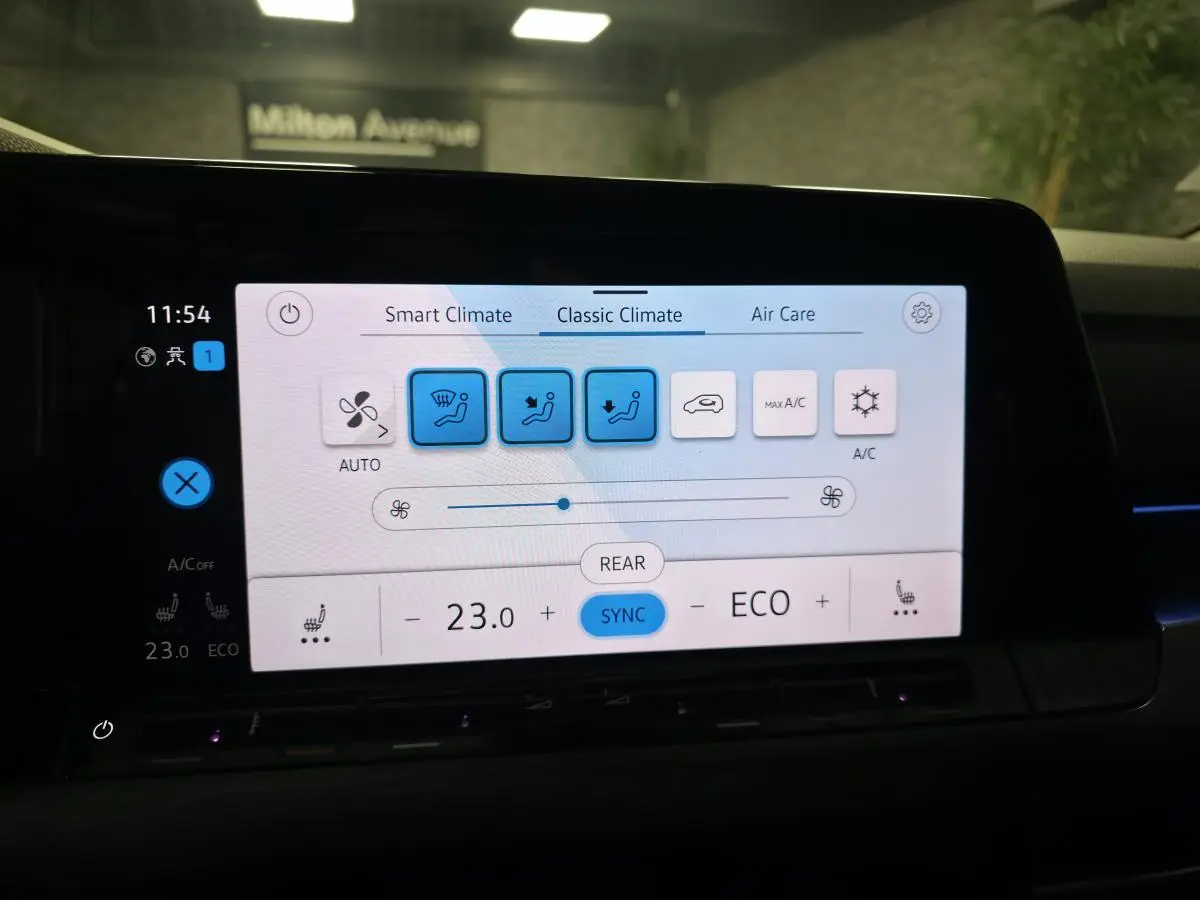Écran tactile intérieur de la Volkswagen Golf 1.4 eHybrid 2020 affichant les réglages de climatisation à 23°C en mode ECO.