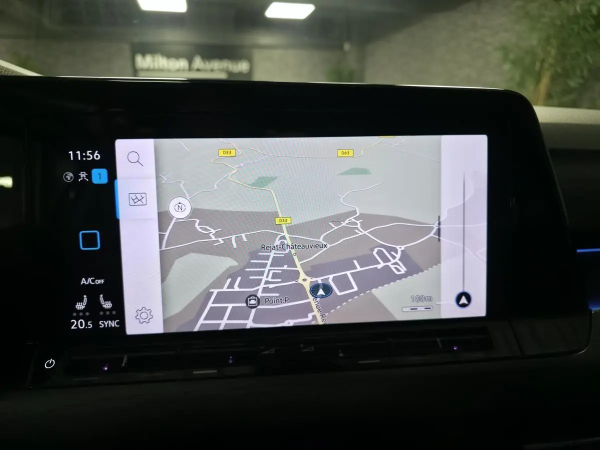 Écran tactile intérieur de la Volkswagen Golf 1.4 eHybrid 2020 affichant la navigation GPS en mode jour.