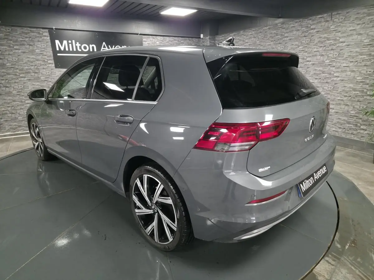 Volkswagen Golf gris Urano vue 3/4 arrière droit avec jantes alliage 18 pouces et vitres surteintées.