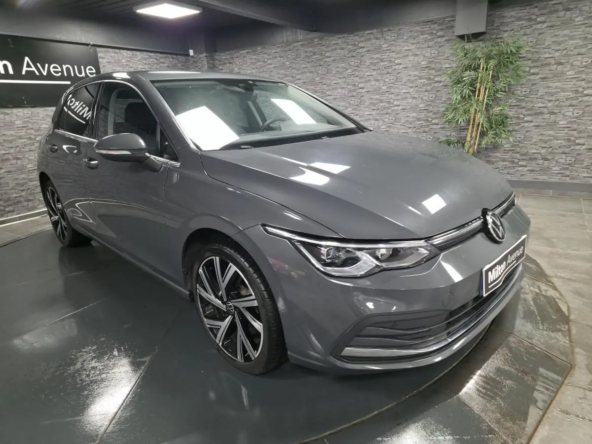 Volkswagen Golf hybride rechargeable gris Urano vue 3/4 avant avec jantes alliage 18 pouces et phares LED matrix