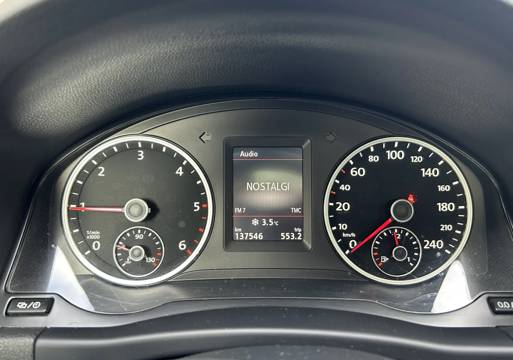 Tableau de bord du Volkswagen Tiguan 2015 affichant compte-tours, vitesse, température extérieure et radio FM.