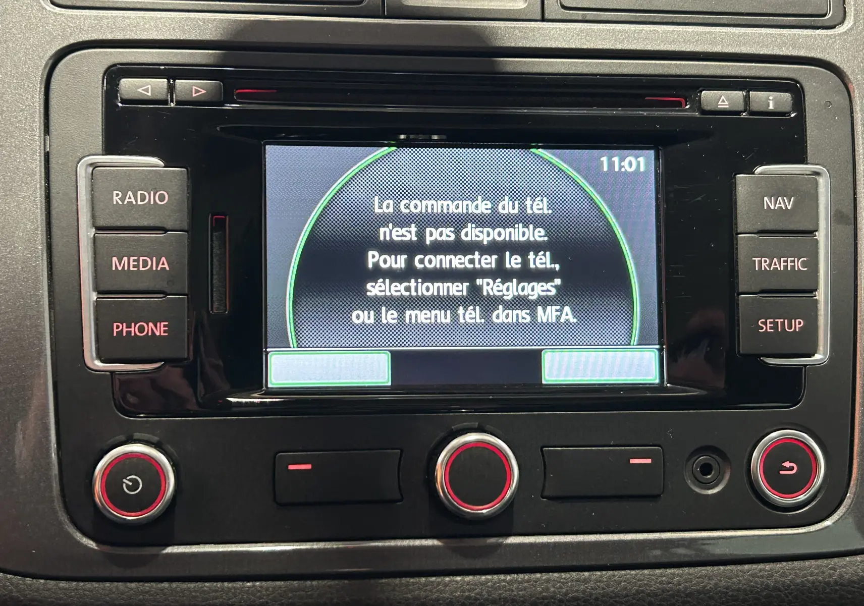 Écran central du tableau de bord du Volkswagen Tiguan 2015 noir métal, affichant un message de connexion téléphone.