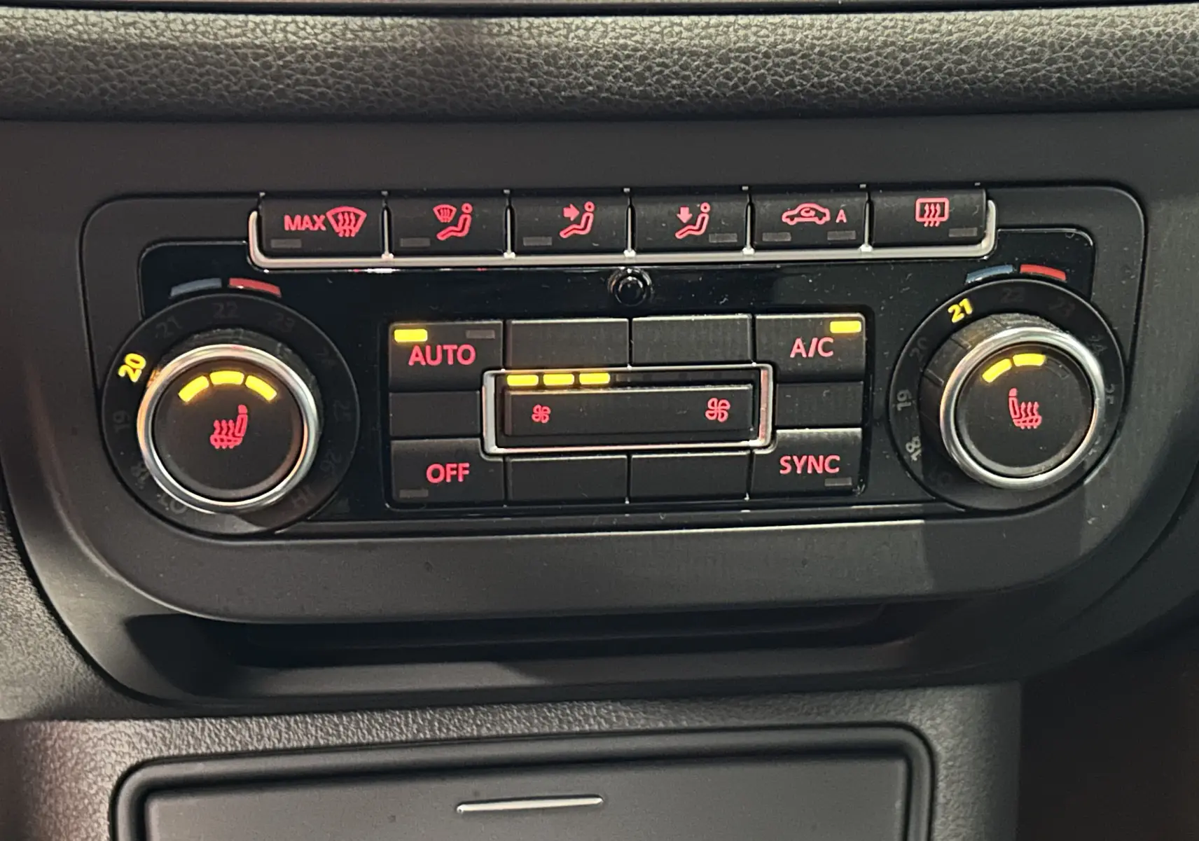 Panneau de commande de la climatisation automatique avec sièges chauffants activés sur Volkswagen Tiguan noir 2015.