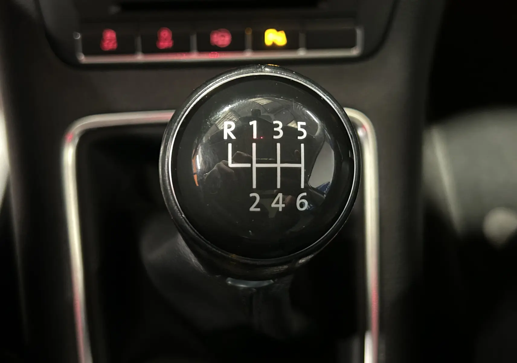 Le levier de vitesse manuel noir du Volkswagen Tiguan 2015, avec marquages des six rapports et marche arrière.